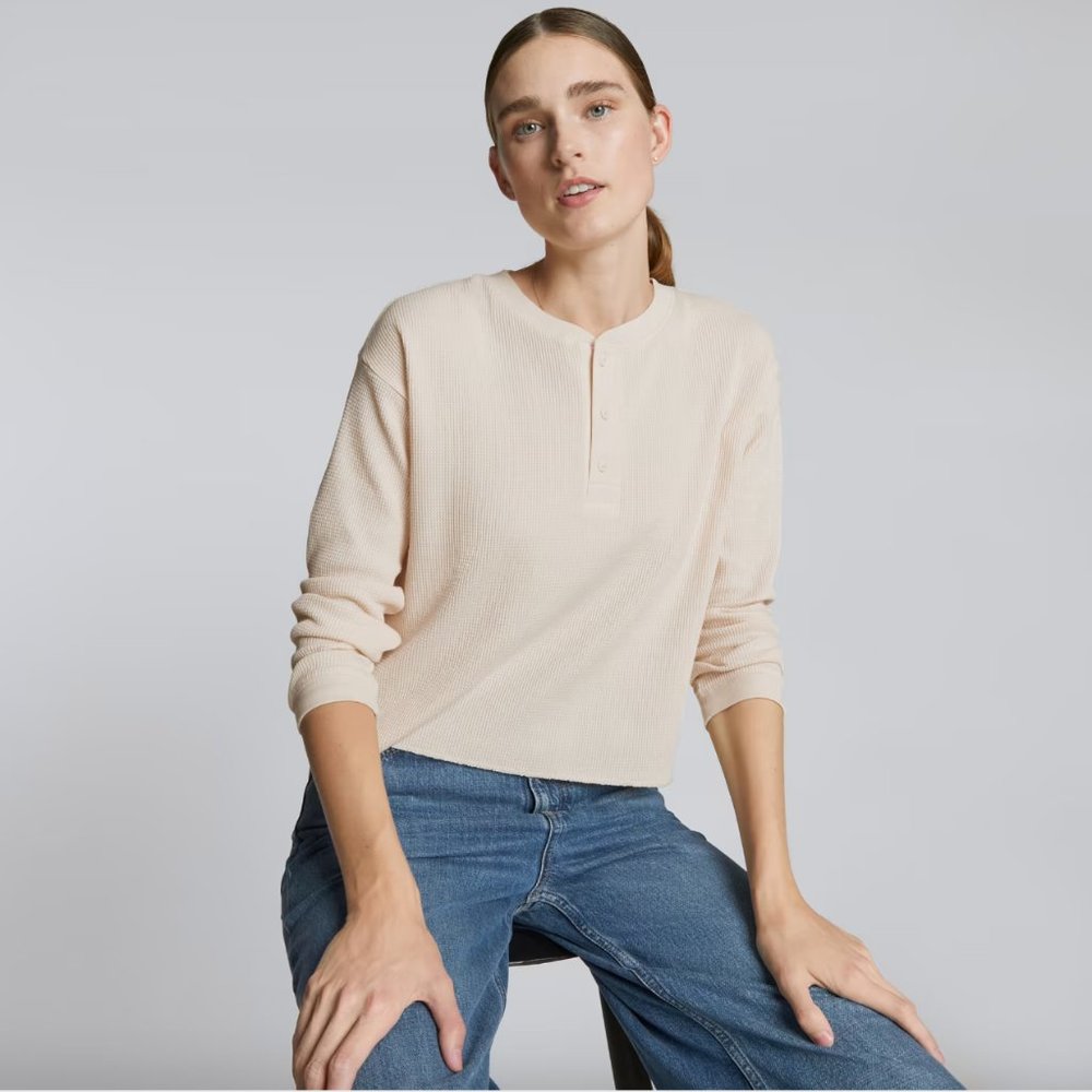EVERLANE The Organic Cotton Waffle Henley - Brazilian Sand